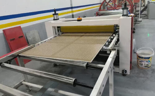 Jalur produksi panel langit-langit papan gipsum Aljazair (pengeboran, laminasi & penyemprotan) kini beroperasi penuh.