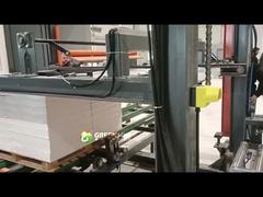 Operasi pembungkusan untuk seluruh tumpukan papan langit-langit gipsum