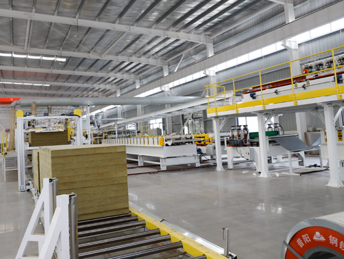 Blog perusahaan terbaru tentang Hebei Greens Meluncurkan Lini Produksi Panel Sandwich Wol Batu dengan Output Berkelanjutan 3-15 m/menit