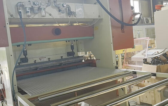 Harga yang bagus CNC dikendalikan hemat energi mesin perforasi lubang efisien tinggi untuk MDF dan plato gipsum perforator on line