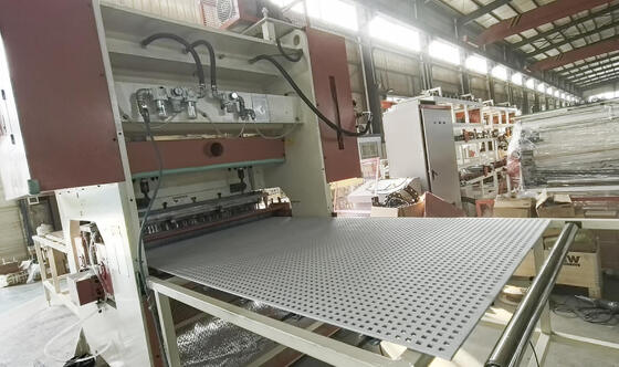 Harga yang bagus Mesin Penggelek Panel CNC Otomatis dengan 200T Tekanan 50 Kali / Menit Kecepatan dan 1220mm Lebar Perforasi untuk Gypsum MDF Fiber Cement Board on line