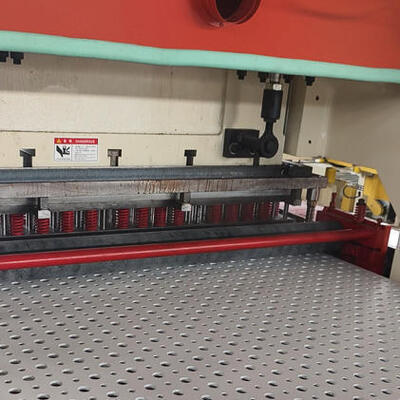 Harga yang bagus 200T Tekanan Tinggi Mesin Perforasi Otomatis untuk Maks 20mm Ketebalan Gypsum Board Punching on line