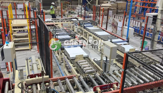 Harga yang bagus Mesin laminasi otomatis dengan kecepatan laminasi 15m/menit dan pakan papan otomatis untuk pemotongan plafon palsu gipsum on line