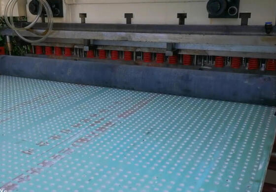 160 Ton Tekanan Gypsum Board Perforating Machine untuk Ketebalan 20mm dengan Bentuk Lubang Berbagai
